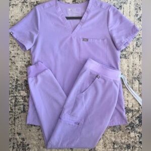 Figs limited edition Lilac set - XS
One pocket scrub top 
High waisted Jogger